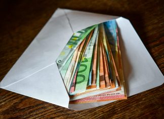 Гърция вдига минималната заплата на 880 евро