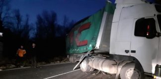 ТИР е блокирал пътя за Гърция в Кресненското дефиле. Чакат кран да го премести