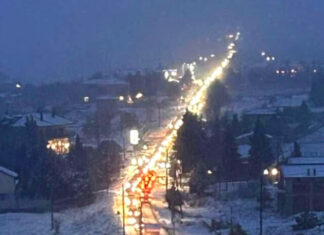 Електрически коли блокираха пътя до зимния курорт Арахова в Гърция