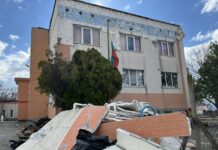 Падна фасадата на детската градина в село Илинденци Падна част от фасадата на детската градина в Илинденци, община Струмяни, застрашавайки децата и работещите в заведението лица. Снимка: БГ Новини