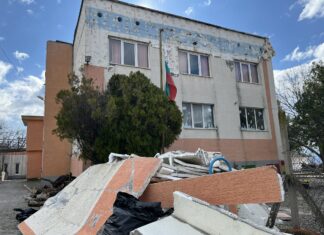 Падна част от фасадата на детската градина в Илинденци, община Струмяни, застрашавайки децата и работещите в заведението лица. Снимка: БГ Новини